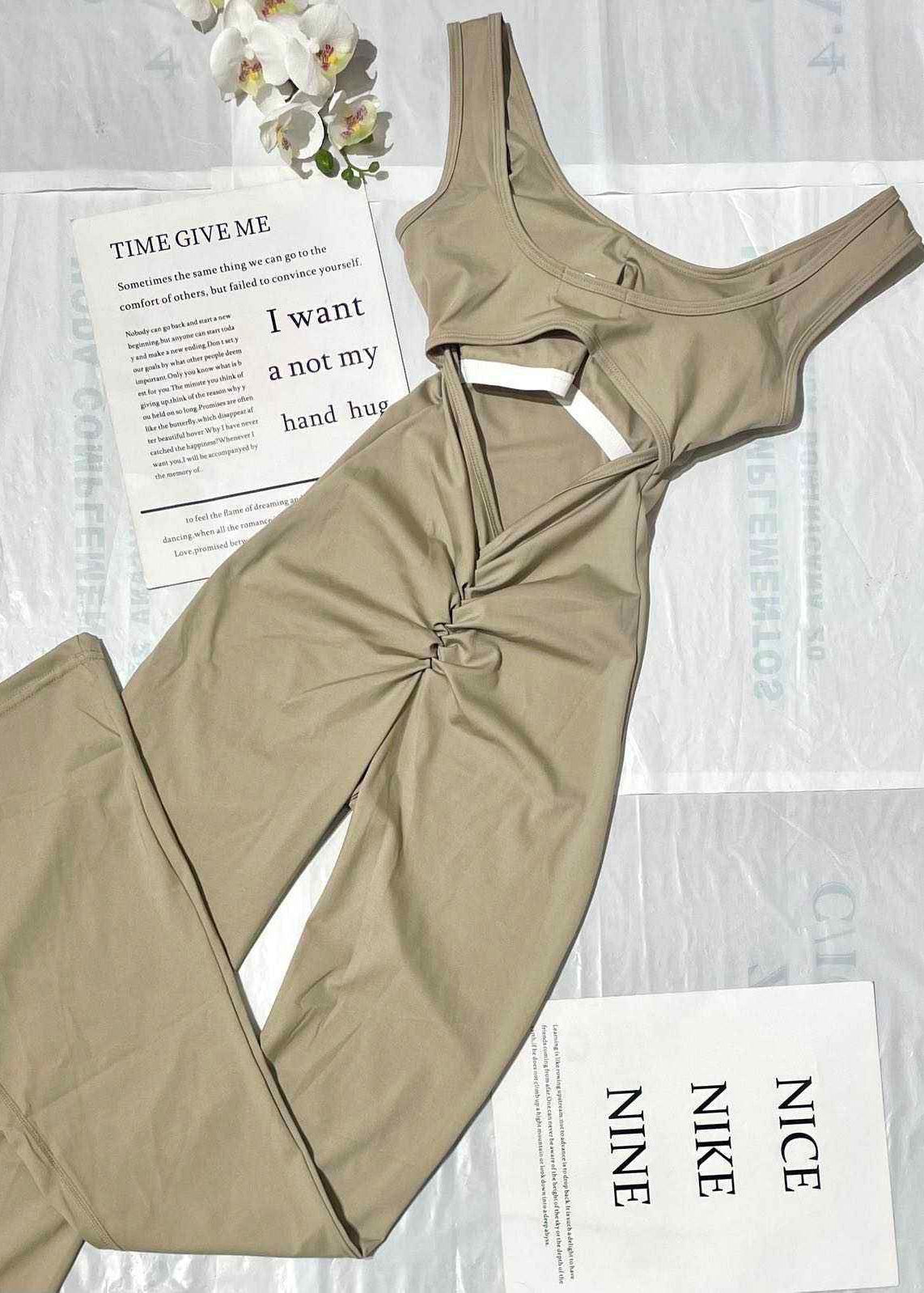 Mono SculptFit con Cut-Out – Estilo y Figura Perfecta